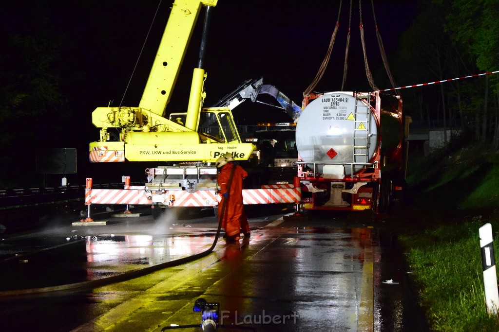 VU Gefahrgut LKW umgestuerzt A 4 Rich Koeln Hoehe AS Gummersbach P722.JPG - Miklos Laubert